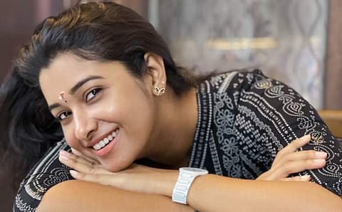 தமிழில் புத்தாண்டு வாழ்த்து தெரிவித்த நடிகைகள் (படங்கள்)