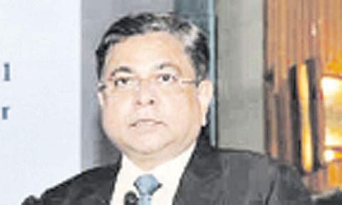 மீண்டும் சொா்க்க பூமியாக மாறி வரும் காஷ்மீா்!