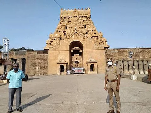 தஞ்சாவூர் பெரிய கோயிலில் பக்தர்கள் செல்லத் தடை விதிக்கப்பட்டுள்ளதால், கோயில் முன் அமைக்கப்பட்டுள்ள இரும்புத் தடுப்புகள்.