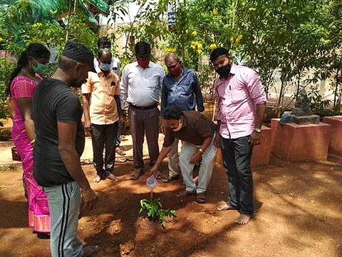 விவேக்கிற்கு அஞ்சலி செலுத்தும் விதமாக திருநெல்வேலியில் சனிக்கிழமை மரக்கன்றுகள் நடப்பட்டது.