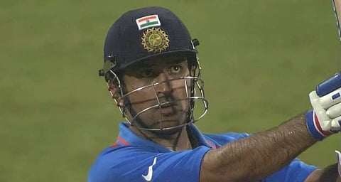 சிக்ஸர் அடித்த தோனி (யூடியூப் ஸ்கிரீன் ஷாட்)