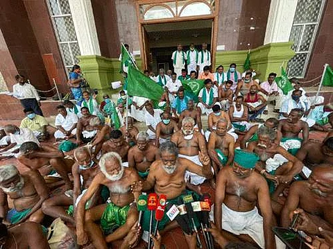 அரவக்குறிச்சியில் தேர்தலை ரத்து செய்யக்கோரி தென்னிந்திய நதிகள் இணைப்பு விவசாயிகள் சங்கத்தினர் அரை நிர்வாணத்துடன் போராட்டம்