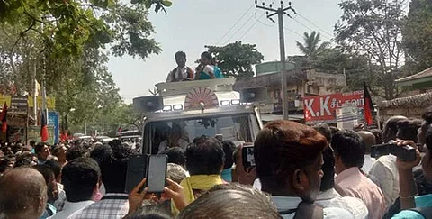ராஜபாளையம் சட்டப்பேரவைத் தொகுதிக்கு உள்பட்ட செட்டியார்பட்டி பகுதியில் திமுக வேட்பாளள் தங்கபாண்டியனை ஆதரித்து பிரசாரம் செய்த கனிமொழி.