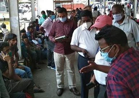 சென்னை சென்ட்ரல் ரயில் நிலைய வளாகத்தில் முகக்கவசம் அணியாத நபா்களிடம் திங்கள்கிழமை அபராதம் வசூலித்த மாநகராட்சி அலுவலா்கள்.