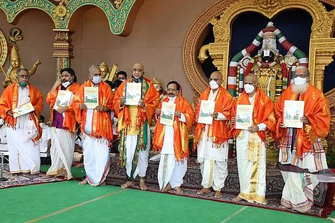 திருமலையில் நாதநீராஜன மண்டபத்தில் அனுமன் பிறப்பிடம் குறித்த ஆவணங்களை வெளியிடும் தேவஸ்தான அதிகாரிகள்.