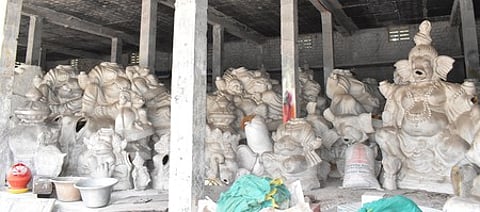 வாழ்வாதாரத்தை இழந்து தவிக்கும் கைவினைஞா்கள்!