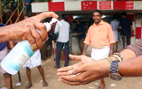மீண்டும் பழையகதை.. மதுபானம் கிடைக்காமல் கிருமிநாசினி குடித்த 3 பேர் பலி