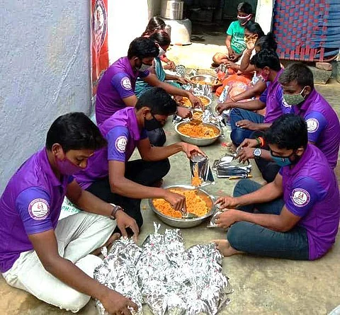 தயாரித்த உணவினை வழங்குவதற்கான ஆயத்தப்பணிகளில் ஞாயிற்றுக்கிழமை ஈடுபட்டுள்ள அறக்கட்டளையின் இளைஞர்கள்.