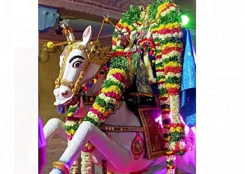மானாமதுரை: குதிரை வாகனத்தில் எழுந்தருளினா வீர அழகர்