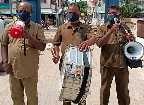 பேண்டு வாத்தியம் அடித்து மக்களுக்கு கோயில் குடமுழுக்கு விழா குறித்த முன்னெச்சரிக்கை நடவடிக்கைகள் அறிவிப்பு