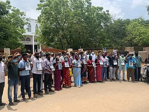 துப்பாக்கிச் சூட்டில் இறந்தவர்களின் புகைப்படத்துடன் ஆட்சியர் அலுவலகம் முற்றுகையில் ஈடுபட்டுள்ள ஸ்டெர்லைட் எதிர்ப்பாளர்கள்.
