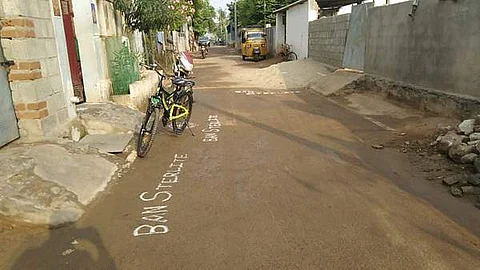 எதிர்ப்பாளர்கள் தங்கள் வீடுகளின் முன்பு கோலமிட்டும்,கருப்புக்கொடி கட்டி கண்டனத்தை பதிவு செய்து வருகின்றனர்.