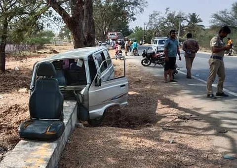 சேவூர் அருகே அவிநாசி சாலையில் பாலத்தின் மீது மோதி விபத்துக்குள்ளான கார்.