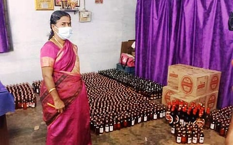 சேவூர் அருகே வீட்டில் பதுக்கி வைத்திருந்த 2051 மதுபாட்டில்கள்