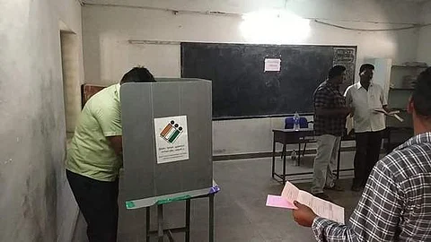 ஊத்தங்கரையில் காவலர்களுக்கான தபால் வாக்குப் பதிவு விறுவிறுப்பு