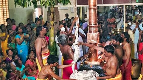 கோயிலில் கொடியேற்றம்