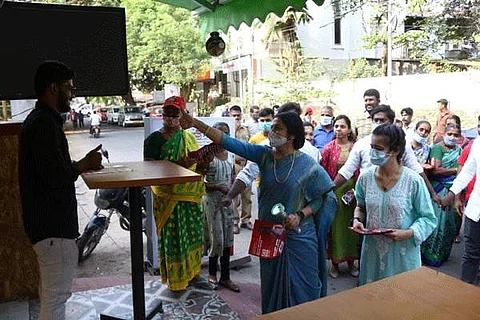 கமலஹாசனுக்கு ஆதரவாக தீவிர வாக்கு சேகரிப்பில் ஈடுபட்ட மகள் அக்சராஹாசன்.