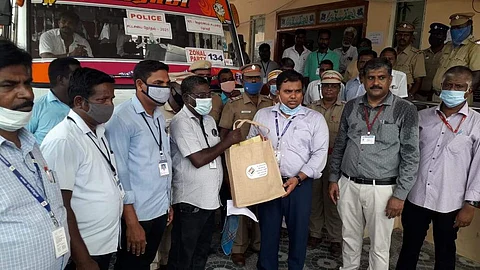 வாக்குச் சாவடிக்கு செல்லும்போது முகக்கவசம் அணிவது அவசியம்