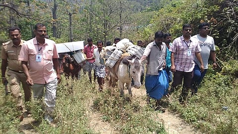 போடி மலைக் கிராமத்திற்கு குதிரைகள் மூலம் கொண்டு செல்லப்படும் வாக்குப்பதிவு இயந்திரங்கள்.