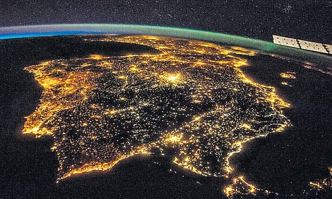 ஆய்வுக்குத் தடை... விண்வெளி ஒளி!