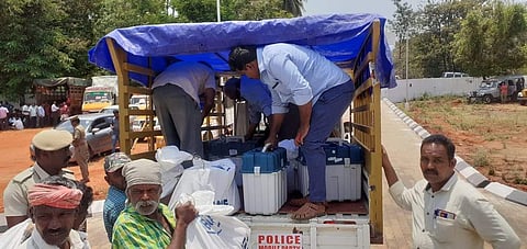 உத்தமபாளையம் வட்டாட்சியர் அலுவலகத்திலிருந்து வாக்குச் சாவடிகளுக்கு எடுத்துச்செல்லப்படும் வாக்குப்பதிவு இயந்திரங்கள்.