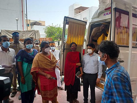 ஸ்ரீரங்கத்திலிருந்து அனுப்பி வைக்கப்படும் மின்னணு வாக்குப்பதிவு இயந்திரங்கள்.