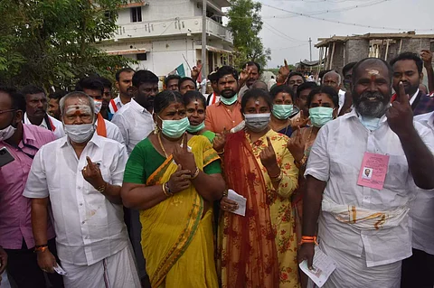 குன்னத்தூரில் வாக்களித்தார் அதிமுக வேட்பாளர் அமைச்சர் ஆர்.பி உதயகுமார்