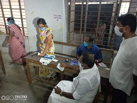 மீனாட்சி அரசினர் மகளிர் கல்லூரி வாக்குச்சாவடியில் காத்திருந்த அமைச்சர் செல்லூர் ராஜு