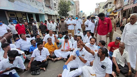 மறியலில் ஈடுபட்ட காங்கிரஸ் வேட்பாளர் மயூரா ஜெயக்குமார், நாம் தமிழர் கட்சி வேட்பாளர் அப்துல் வகாப் உள்ளிட்ட அக்கட்சியினர்.