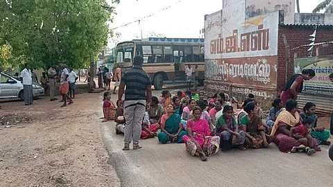 பெருமாள்கவுண்டன்பட்டி கிராமத்தில் அமமுக பிரமுகர் கைது செய்யப்பட்டதை கண்டித்து சாலை மறியலில் ஈடுபட்ட அவரது உறவினர்கள்.