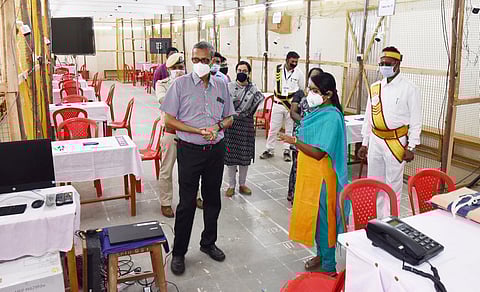 உதகை அரசினா் பாலிடெக்னிக் கல்லூரி வளாகத்தில் மேற்கொள்ளப்பட்டுள்ள ஏற்பாடுகளை ஆய்வு செய்த மாவட்ட தோ்தல் பொது பாா்வையாளா் மெல்வின் வாஸ், ஆட்சியா் இன்னசென்ட் திவ்யா உள்ளிட்டோா்.