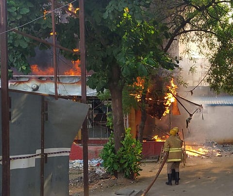 திருச்சி - கரூா் புறவழிச்சாலையிலுள்ள அரசு மதுபானக் கடையில் சனிக்கிழமை மாலை நேரிட்ட தீயை அணைக்கும் தீயணைப்புத் துறையினா்.