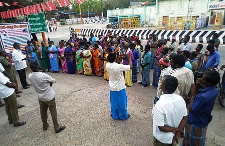 அரியலூா் நகராட்சி அலுவலகம் முன்பு ஏஐடியுசி கொடியை ஏற்றி வைத்து மே தின உரையாற்றுகிறாா் சங்கத்தின் மாவட்டச் செயலா் டி. தண்டபாணி.