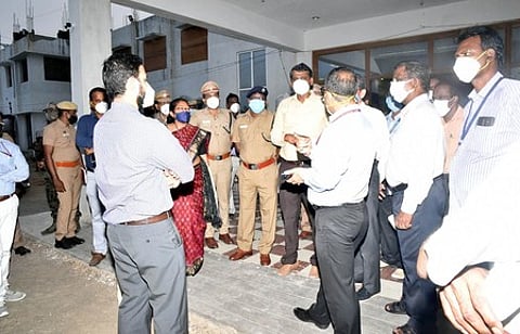 விருதுநகரில் உள்ள வாக்கு எண்ணும் மையத்தை சனிக்கிழமை ஆய்வு செய்த வாக்கு எண்ணிக்கை பாா்வையாளா்கள்.