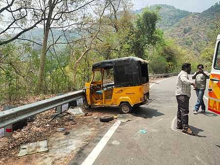 குமுளி மலைச்சாலையில் சனிக்கிழமை கவிழ்ந்து விபத்துக்குள்ளான ஆட்டோ.