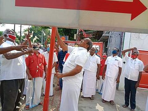 மே தினத்தை ஒட்டி திருப்பூா் மாவட்ட அலுவலகத்தில் ஏஐடியூசி கொடியை சனிக்கிழமை ஏற்றுகிறாா் அச்சங்கத்தின் மாநிலத் தலைவரும், மக்களவை உறுப்பினருமான கே.சுப்பராயன்.