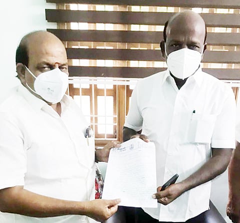 ஆம்பூா் அரசு மருத்துவமனையில் வென்டிலேட்டா் சிகிச்சைக்கு தனி மருத்துவரை நியமிக்க அமைச்சருக்கு கோரிக்கை