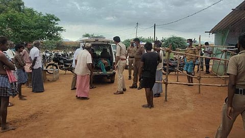 திருநெல்வேலி அருகே மதுக்கூட உரிமையாளர் வெட்டிக் கொலைசெய்யப்பட்ட பகுதியில் விசாரணை நடத்திய போலீசார்.