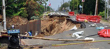 திருச்சி மேரீஸ் ரயில்வே மேம்பாலத்தில் நடைபெறும் கட்டுமானப் பணி.