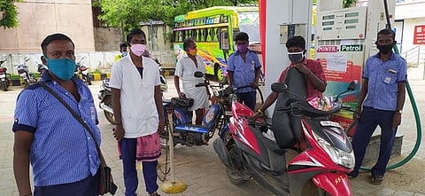 பாவூா்சத்திரத்தில் பெட்ரோல் நிரப்பிக்கொள்ளும் செவிலியா்.