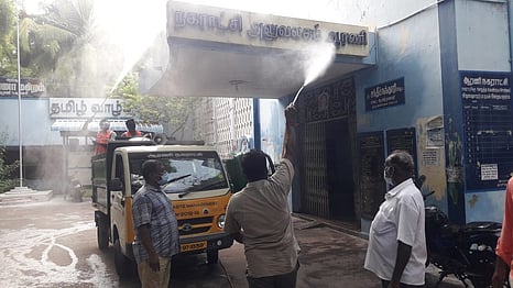 ஆரணி நகராட்சி அலுவலகத்தில் நடைபெற்ற கிருமி நாசினி தெளிக்கும் பணி.