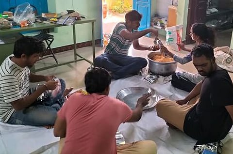 உணவுப் பொட்டலங்கள் தயாரிக்கும் டாஸ் அறக்கட்டளையினா்.