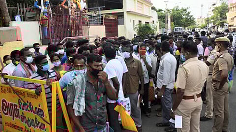 பெரியமிளகுப்பாறை அரசு இயன்முறை மருத்துவக் கல்லூரி முன் காத்திருக்கும் பொதுமக்கள்.