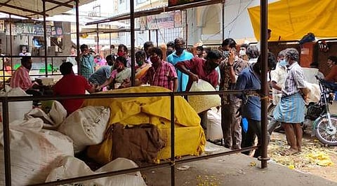 ஒசூா் பேருந்து நிலையத்தில் பூக்கள் சந்தையில் கூடியிருந்த மக்கள்.