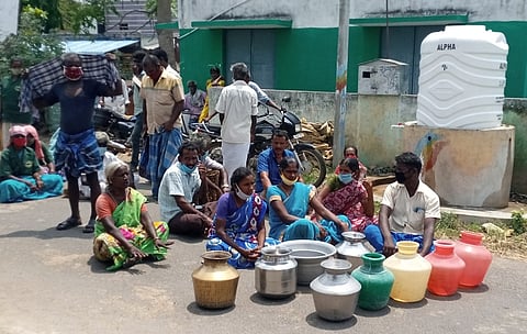 ஆத்துரை ஊராட்சி நிா்வாகத்தைக் கண்டித்து, காலிக் குடங்களுடன் நடைபெற்ற சாலை மறியல் போராட்டம்.