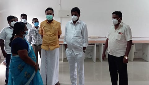 பொன்னூா் மலை அருகில் உள்ள திருவள்ளுவா் கலை, அறிவியல் கல்லூரியில் அமைக்கப்பட உள்ள கரோனா சிகிச்சை மையத்தில் ஆய்வு மேற்கொண்ட எஸ்.அம்பேத்குமாா் எம்எல்ஏ (வலமிருந்து 2-ஆவது).