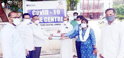 ஆம்பூா் வா்த்தக மையத்தில் இயங்கும் கரோனா சிறப்பு சிகிச்சை மையத்துக்கு 100 கட்டில், படுக்கைகளை வழங்கிய தோல் தொழிலதிபா்கள்.