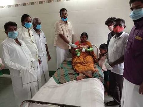 மானாமதுரை அரசு மருத்துவமனையில் புதன்கிழமை பிறந்த குழந்தைகளுக்கு தங்க மோதிரங்கள் வழங்கிய அதிமுக இளைஞா்கள் மற்றும் இளம்பெண்கள் பாசறை மாவட்ட துணைச் செயலாளா் சின்னை மா. மணிகண்டன்.