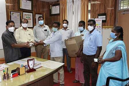 இந்துசமய அறநிலையத்துறை மூலமாக ஏற்பாடு செய்யப்பட்ட உணவை மருத்துவப் பணிகள் நலத்துறை இயக்குநா் பி.என்.ரமேஷ்பாபுவிடம் வழங்கிய அலுவலா்கள்.