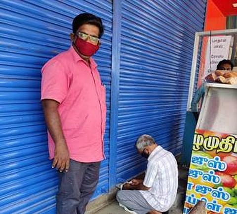 சீல் வைக்கப்பட்ட நேநீா் கடை .